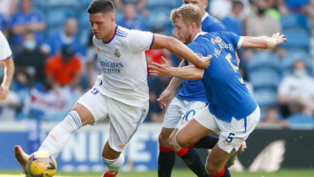 Luka Jovic controla el balón con un jugador del Rangers presionandolo de cerca