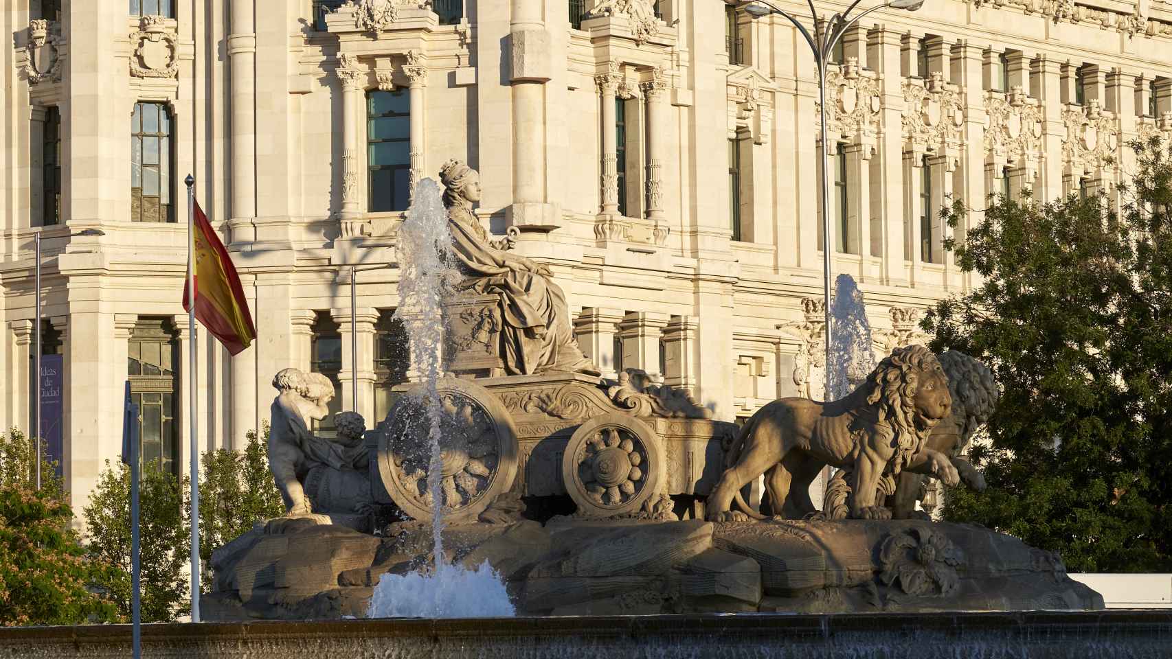 La fuente de Cibeles, frente al palacio del mismo nombre, sede del Ayuntamiento de Madrid.