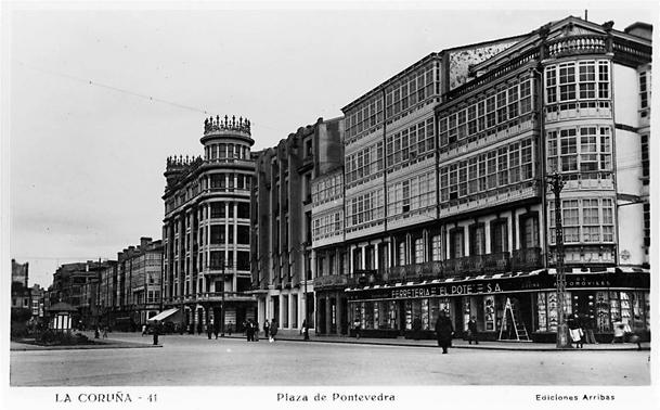 La Plaza de Pontevedra a principios del s. XX. En medio de la imagen el Edificio Escariz.