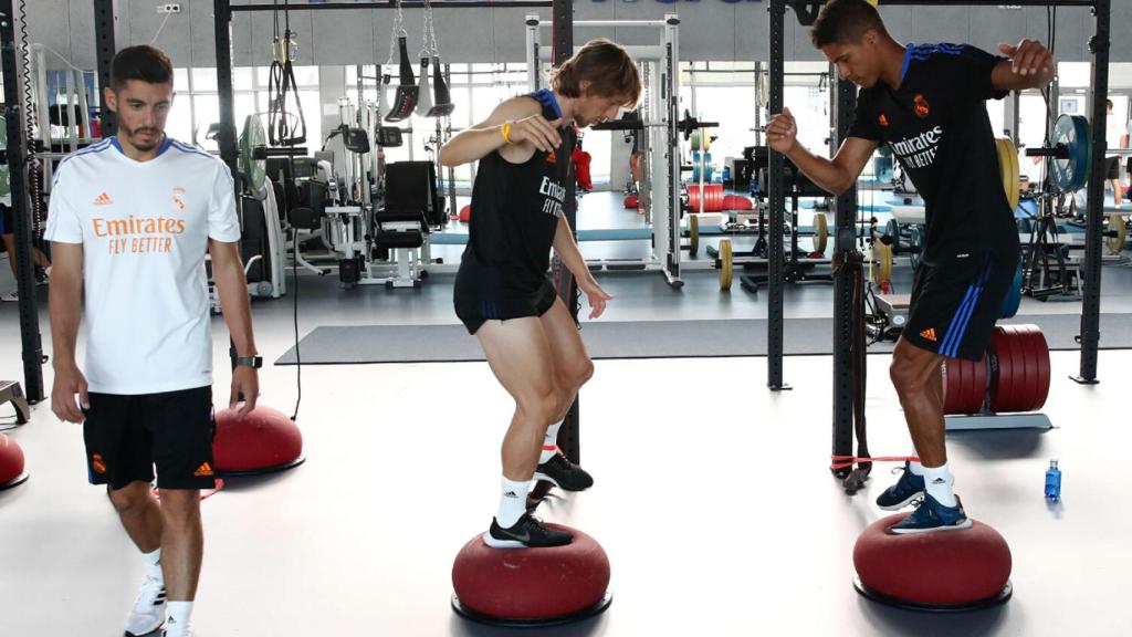 Raphael Varane y Luka Modric, durante un entrenamiento