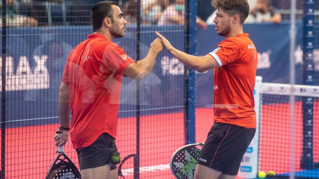 Los jugadores Pablo Lima (i) y Agustín Tapia en la final del Estrella Damm Las Rozas Open del World Padel Tour.