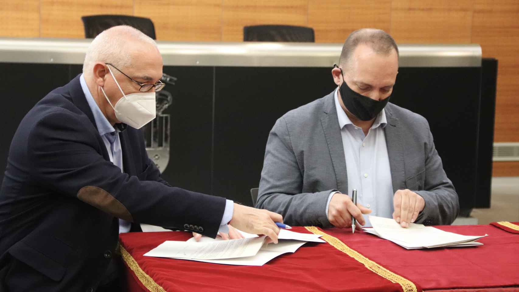 Momento de la firma del acuerdo entre el Ayuntamiento y la conselleria de Vivienda, con el alcalde Villar a la izquierda y el conseller Dalmau.