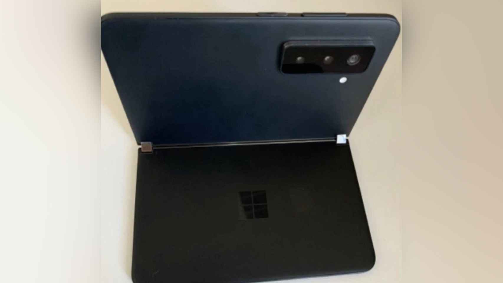 Versión negra del supuesto Surface Duo 2