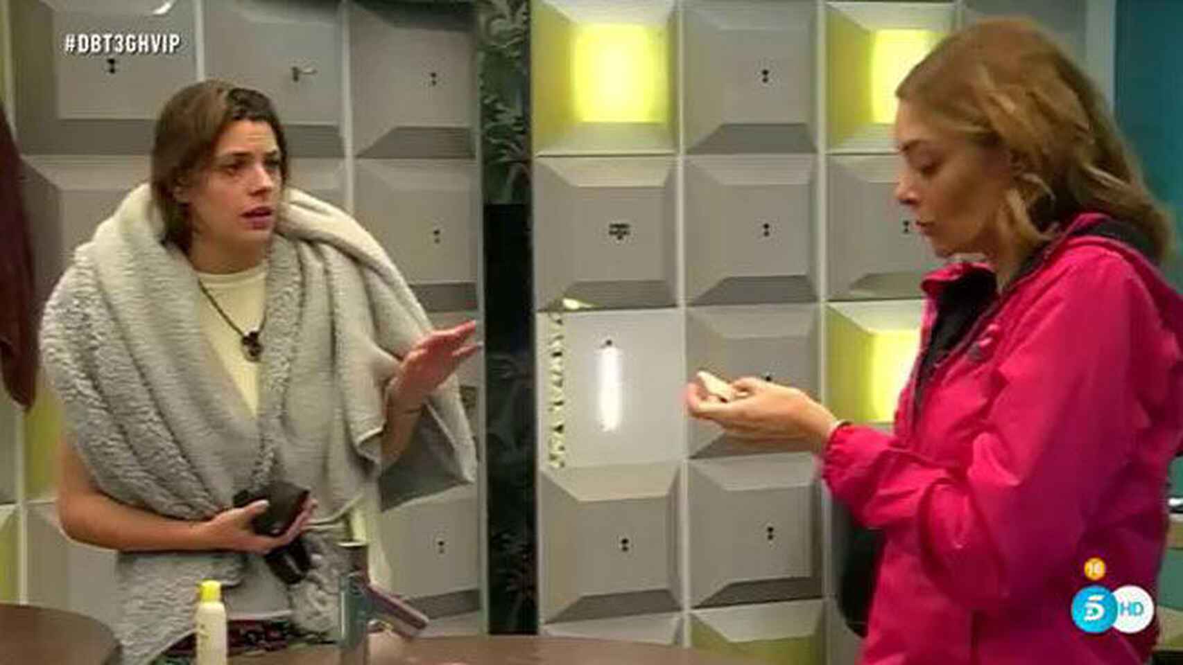 Laura Matamoros y Lucía Hoyos durante su discusión en 'Gran Hermano VIP'.