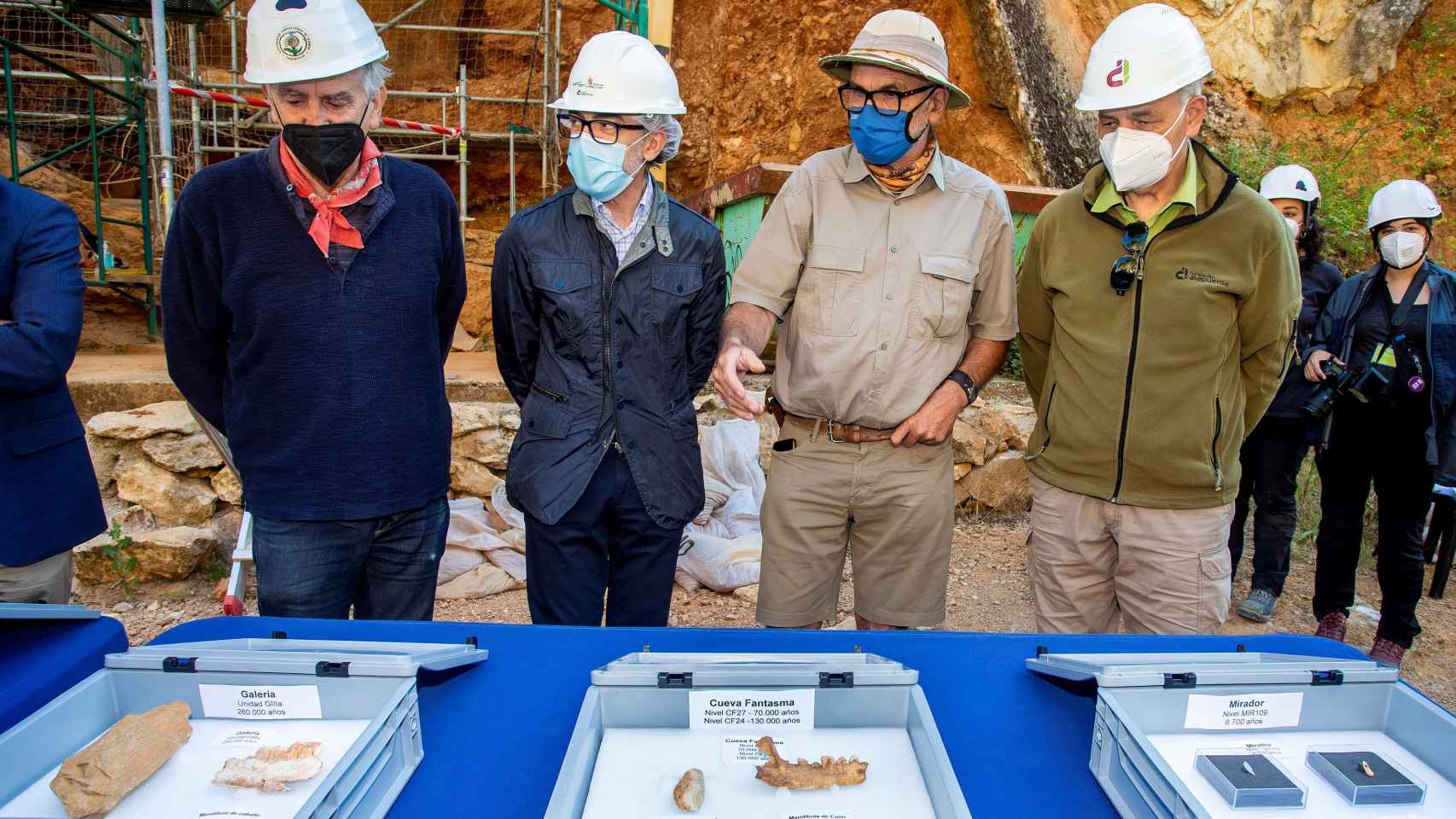 Los codirectores del yacimiento de Atapuerca, Juan Luis Arsuaga (i), José María Bermúdez de Castro (d) y Eudald Carbonell (2d), en el balance de la campaña de excavaciones.