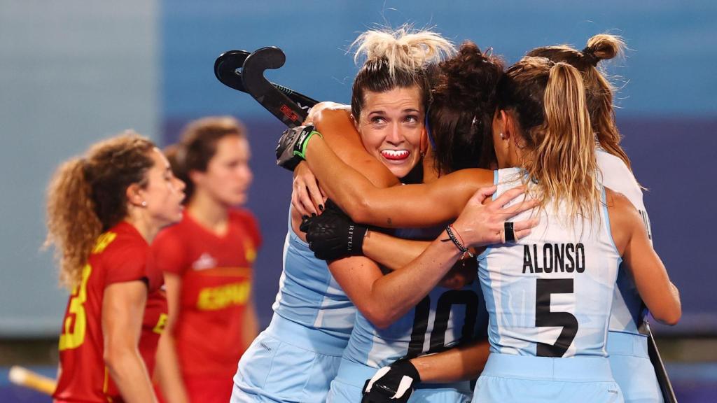 Las jugadoras argentinas celebran frente a la selección española de hockey en Tokio 2020