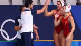 Miki Oca choca su mano con Paula Leiton en los Juegos Olímpicos