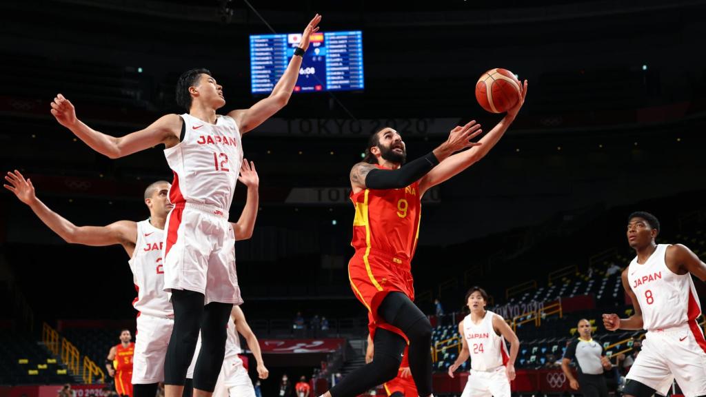 Ricky Rubio penetrando a canasta en el Japón - España