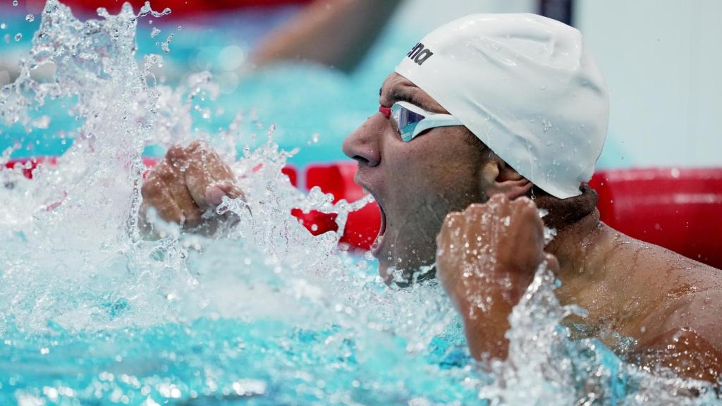 Ahmed Hafnaoui, tras ganar el oro en los Juegos Olímpicos de Tokio 2020 en la prueba de 400 estilos