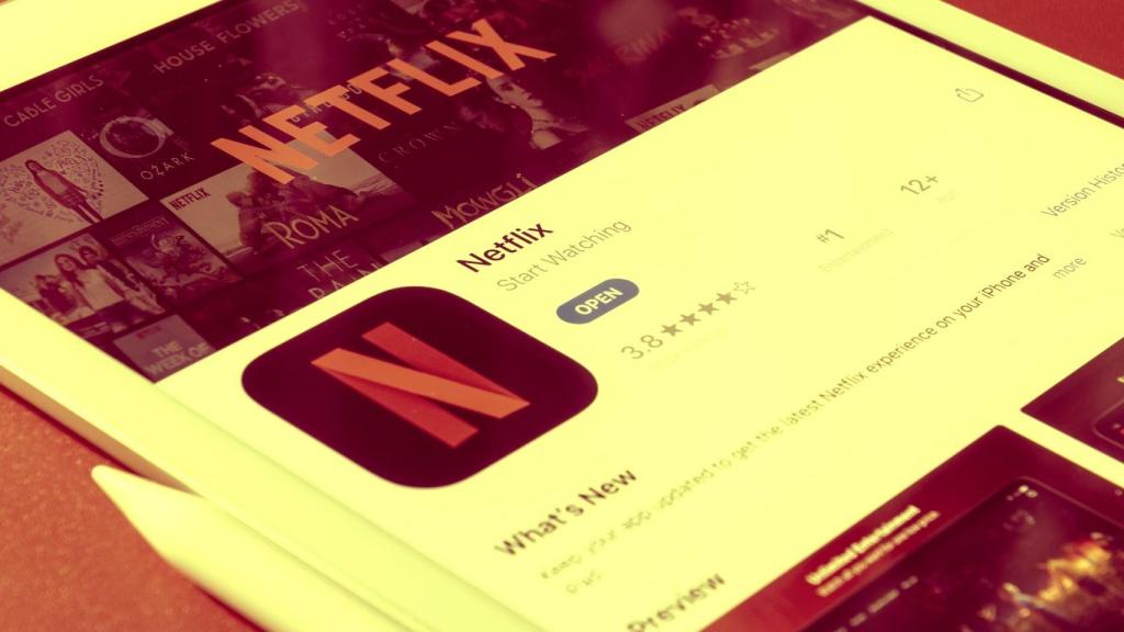 Un dispositivo móvil listo para descargar la aplicación de Netflix.