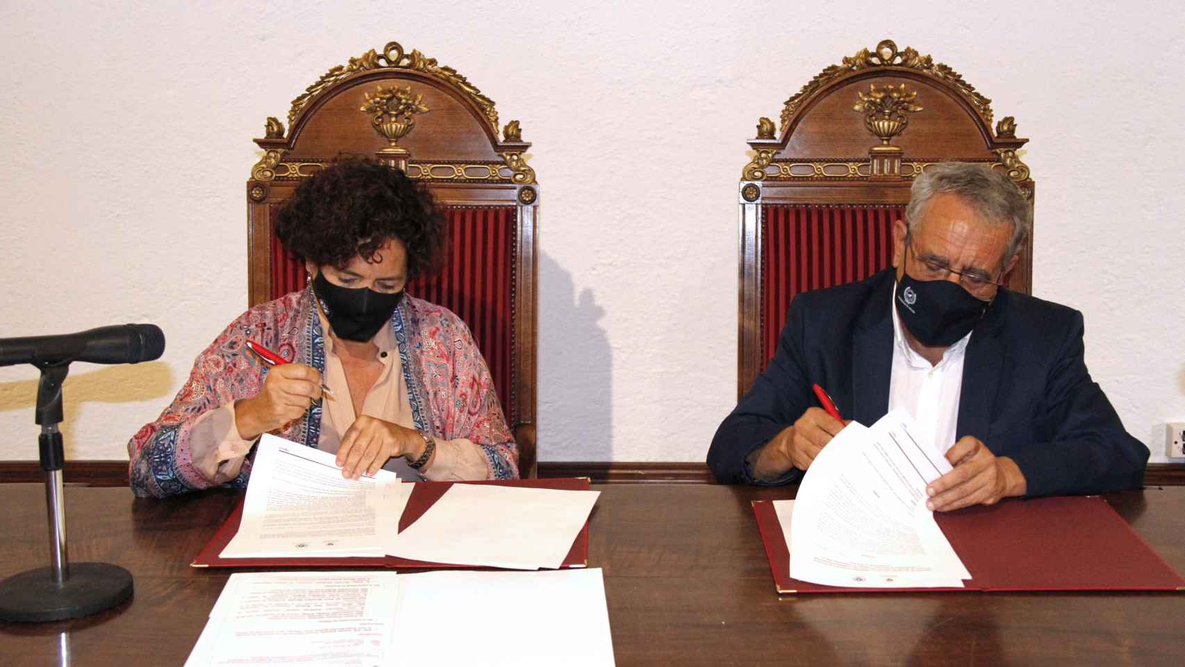 Una imagen de la firma del acuerdo entre ambas universidades.