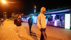 Jóvenes pasean por una zona de locales de ocio nocturno en Sanxenxo
