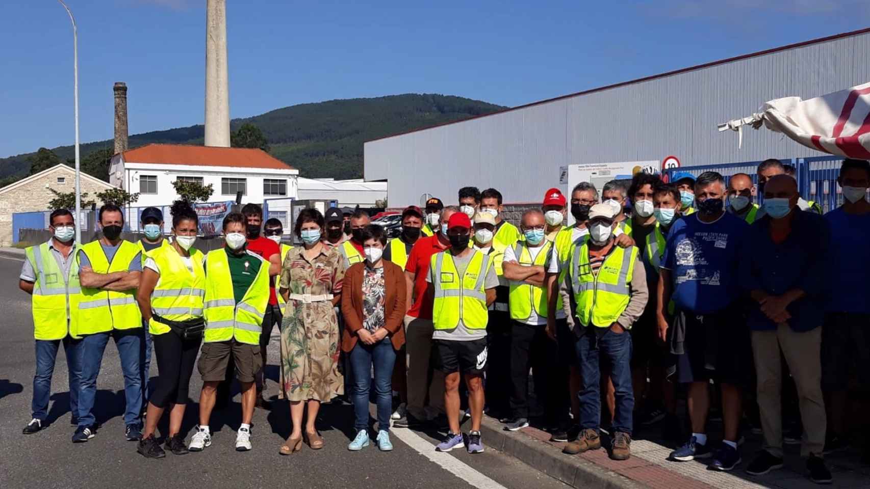 Las alcaldesas de O Rosal, Ánxela Fernández, y de Tomiño, Sandra González, se han reunido este lunes con trabajadores de la empresa.