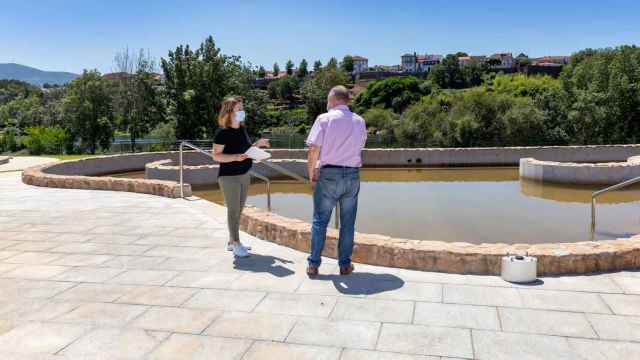 La alcaldesa de Salvaterra, Marta Valcárcel, en las termas.