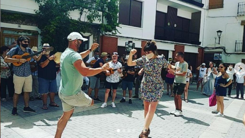 María Rozalén bailando jotas en Letur (Albacete)