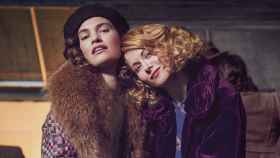 Lily James y Emily Beecham protagonizan la serie de BBC que estrena Movistar+ 'A la caza del amor'.