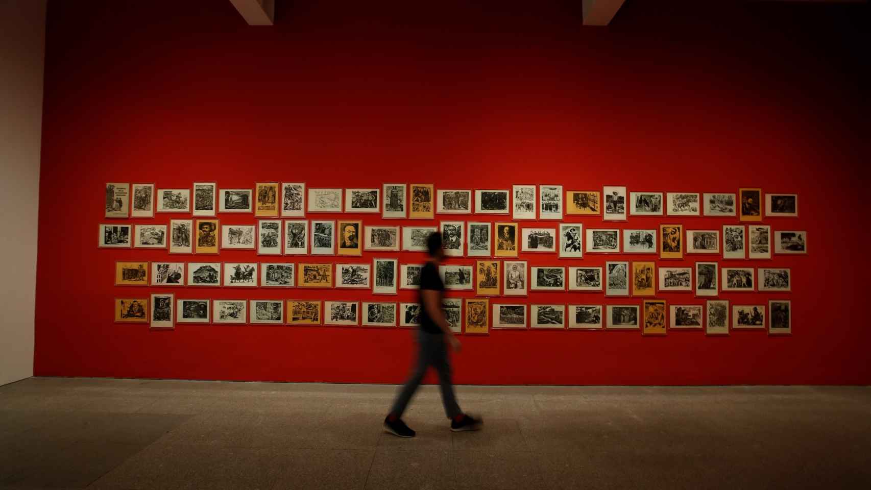 Un visitante pasa delante de la obra 'Estampas de la Revolución mexicana' (1947), una serie de linograbados sobre papel.