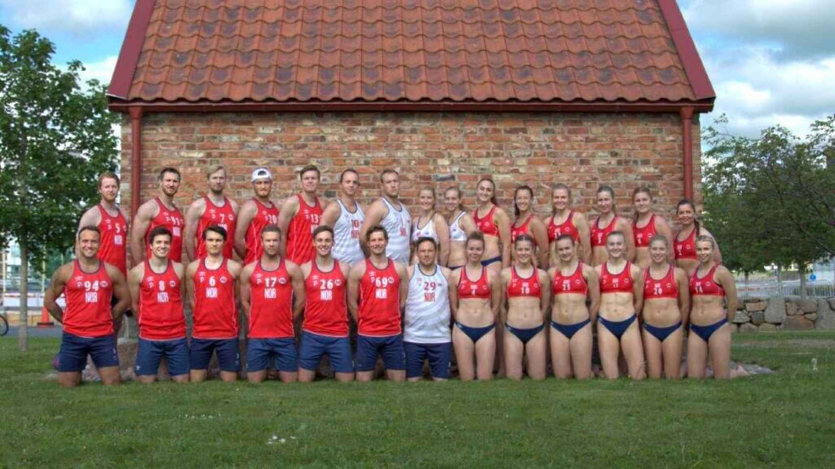 Las selecciones masculina y femenina de balonmano playa de Noruega en 2019, con las distintas equipaciones.