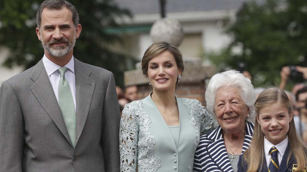 Los Reyes junto a Menchu Álvarez del Valle en mayo de 2017.