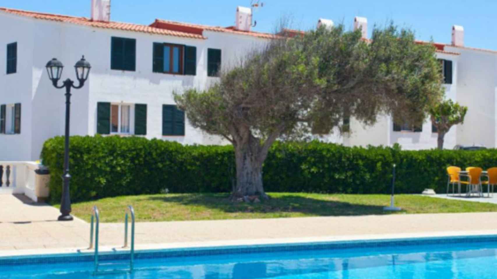 Fachada principal del aparthotel Sa Mirada del Arenal d'en Castell, en Menorca.