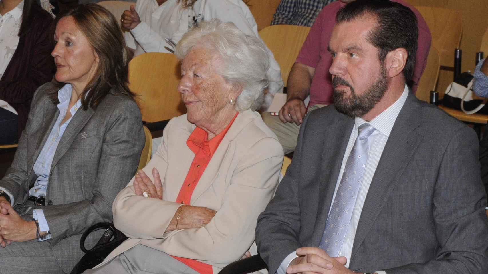 Henar junto a Menchu y el hijo de esta, Jesús Ortiz, durante el juicio en Oviedo en 2015.