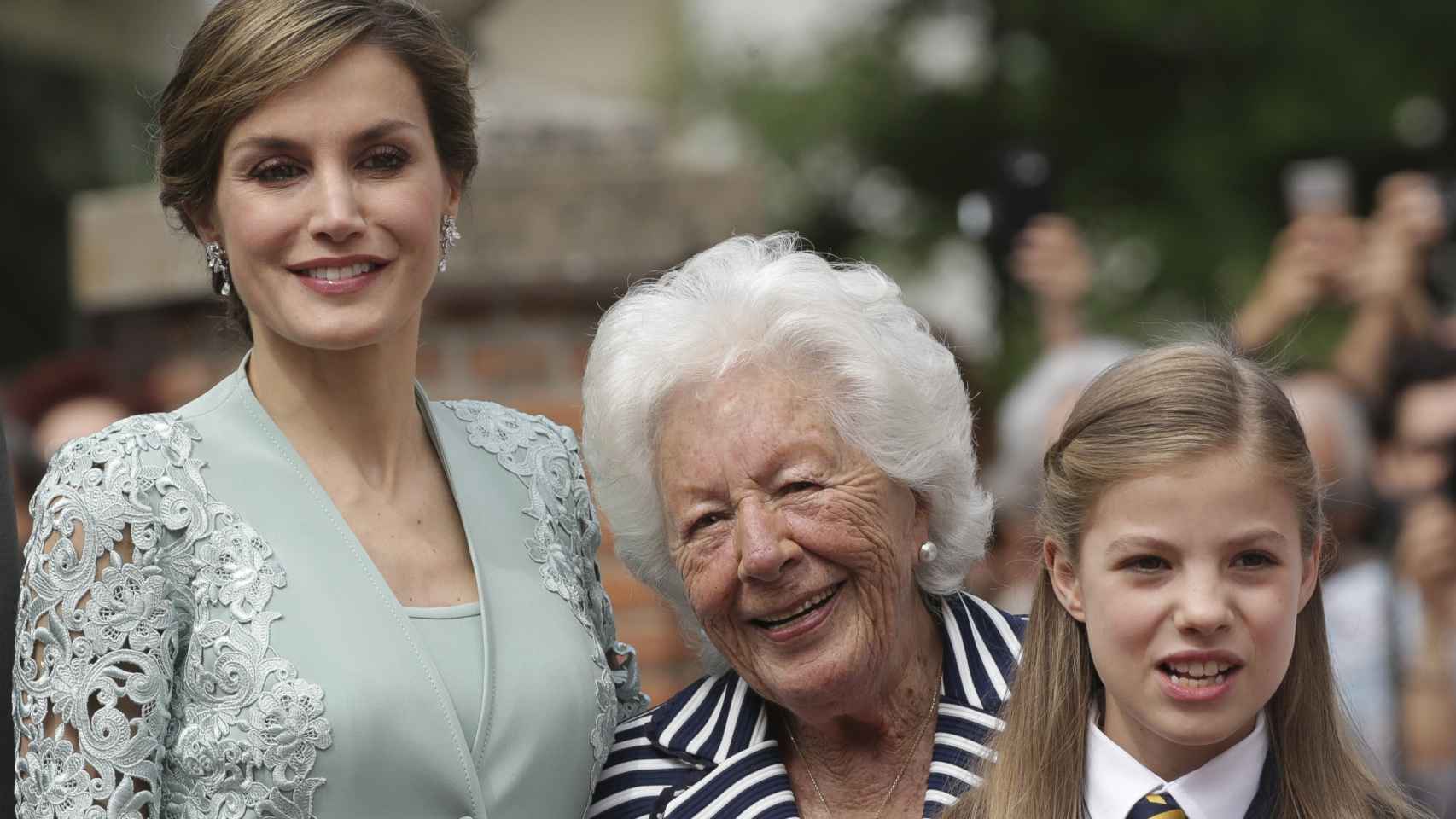 La reina Letizia junto a su abuela y la infanta Sofía el día de la Primera Comunión de esta en 2017.