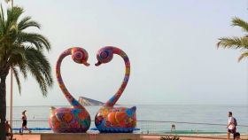 El amor del cisne es la escultura de Hung Yi que enmarca la isla de Benidorm.