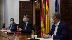 El president de la Generalitat, Ximo Puig (centro), mantiene una reunión este martes sobre las ayudas del Plan Resistir Plus, a la que también asisten los consellers de Hacienda, Vicent Soler (izqda), y Economía, Comercio y Trabajo, Rafael Climent.