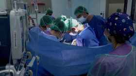 Profesionales sanitarios realizando un trasplante