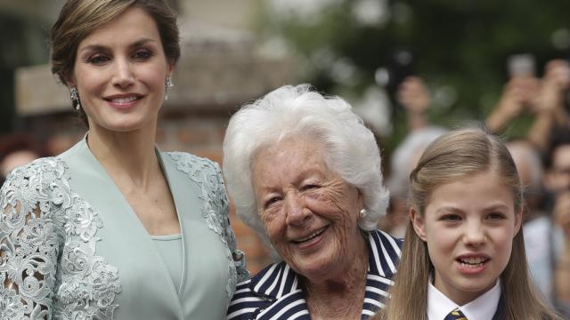 Menchu Álvarez del Valle junto a su nieta, la reina Letizia, y la infanta Sofía.