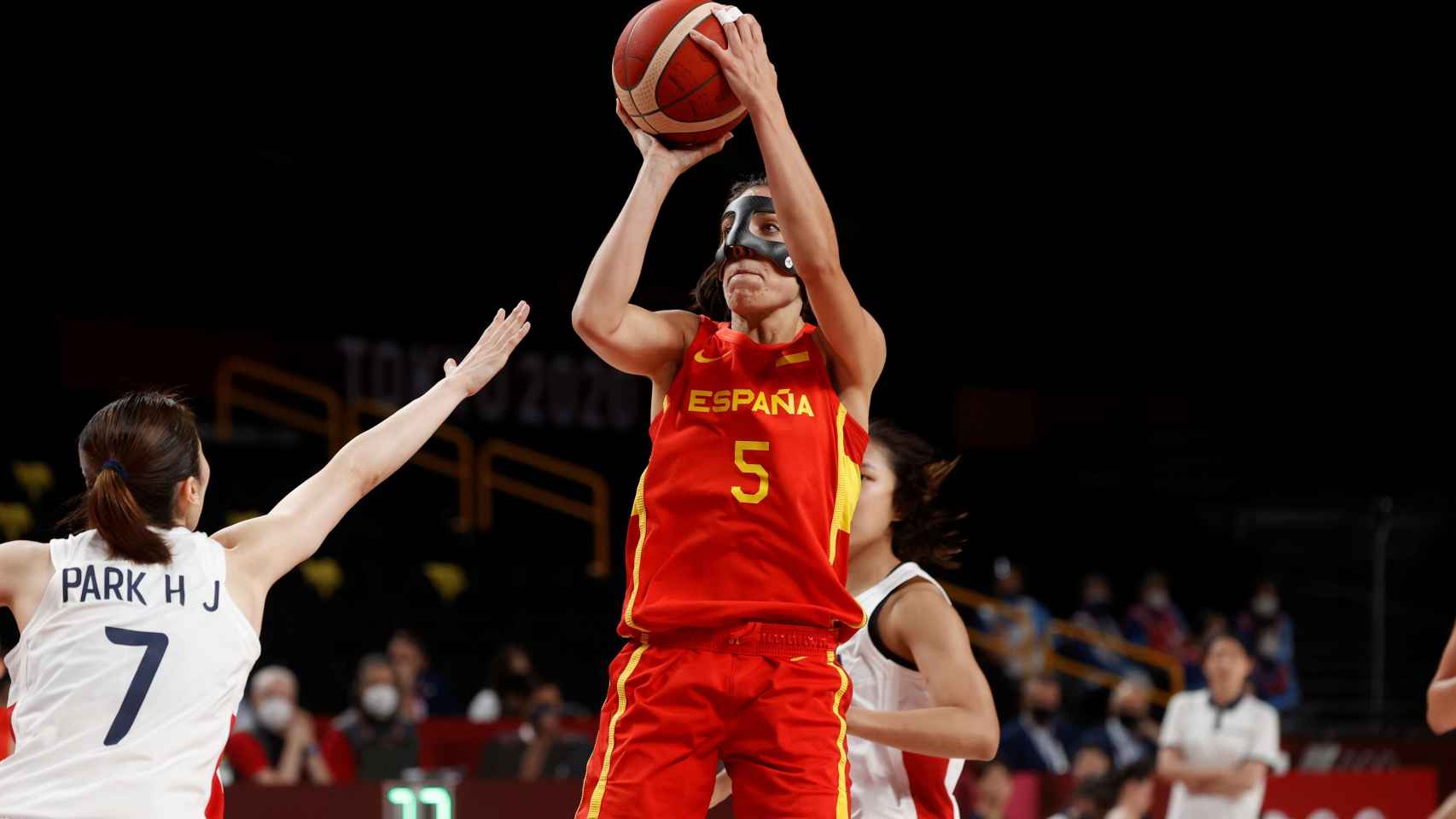Cristina Ouviña ejecuta un tiro a canasta durante un partido con la selección española de baloncesto