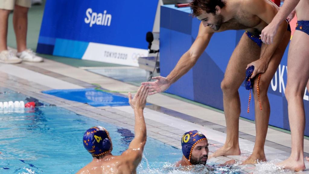 La selección masculina de waterpolo celebra una victoria en los JJOO de Tokio