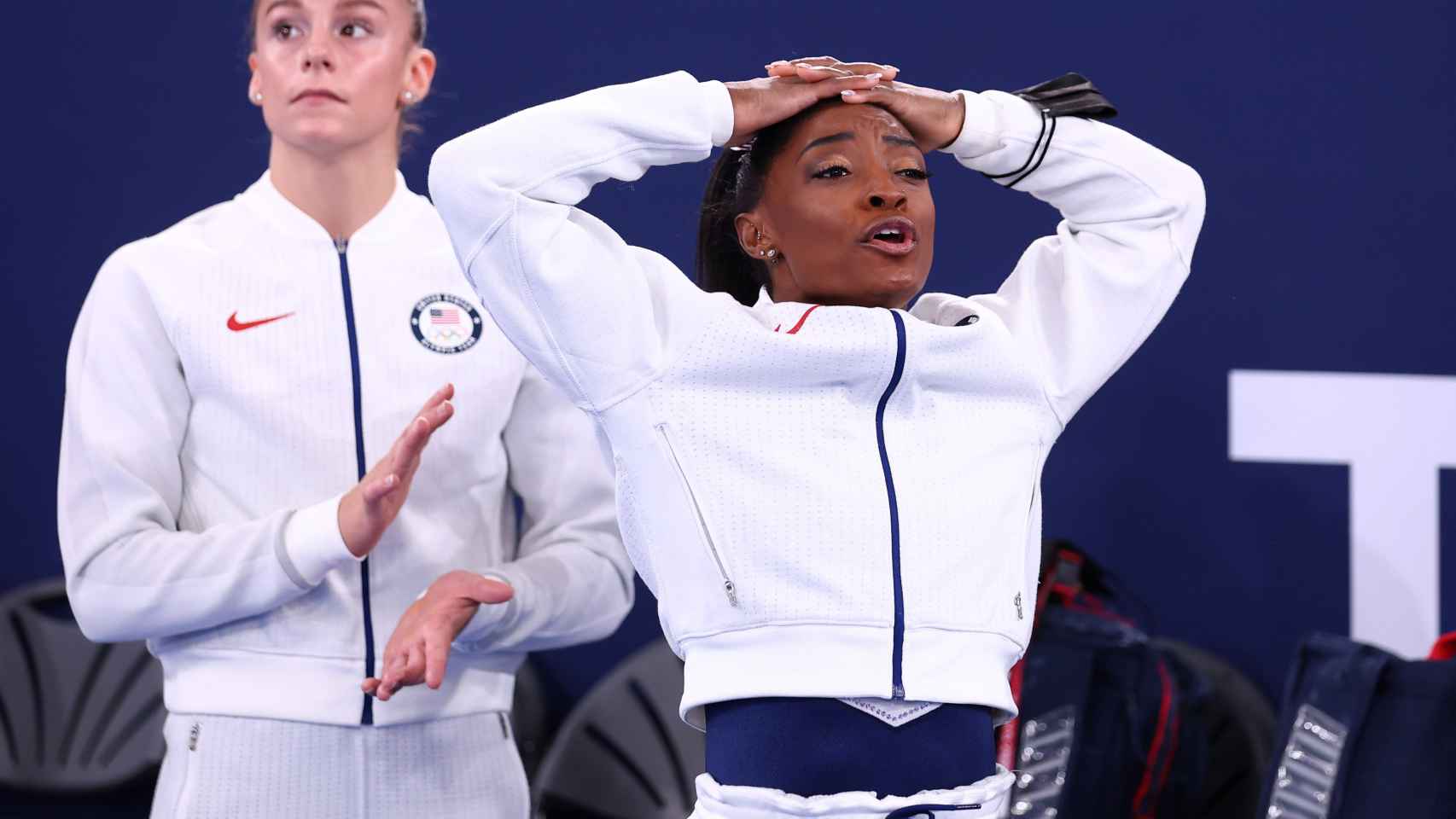 Simone Biles se lleva las manos a la cabeza en los Juegos Olímpicos