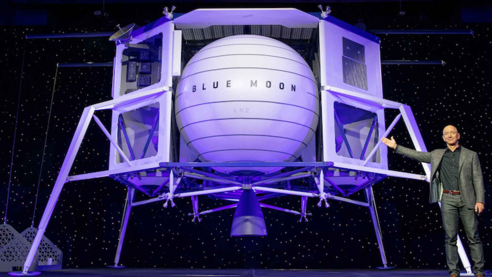 HLS de Blue Origin, que resultó perdedor, junto a Bezos