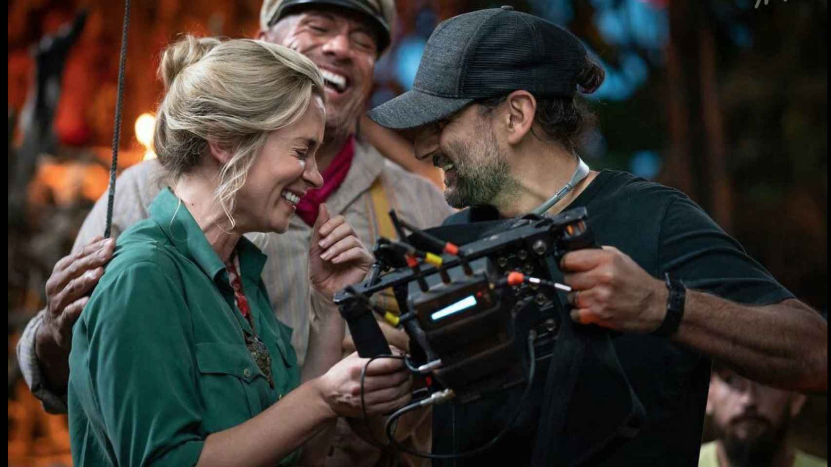 El director Jaume Collet-Serra durante el rodaje de 'Jungle Cruise' con Dwayne Johnson y Emily Blunt.