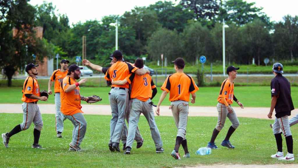 El Trasnos Béisbol Club celebra la victoria.