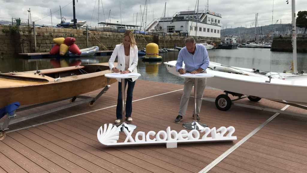 Marta Fernández-Tapias y José Antonio Portela, presidente del Ral Club Náutico de Vigo, firmando el convenio de colaboración.