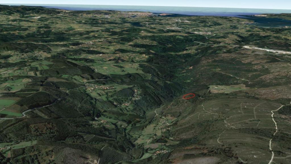 En rojo, el castillo del monarca suevo sobre el paisaje de la provincia de A Coruña.