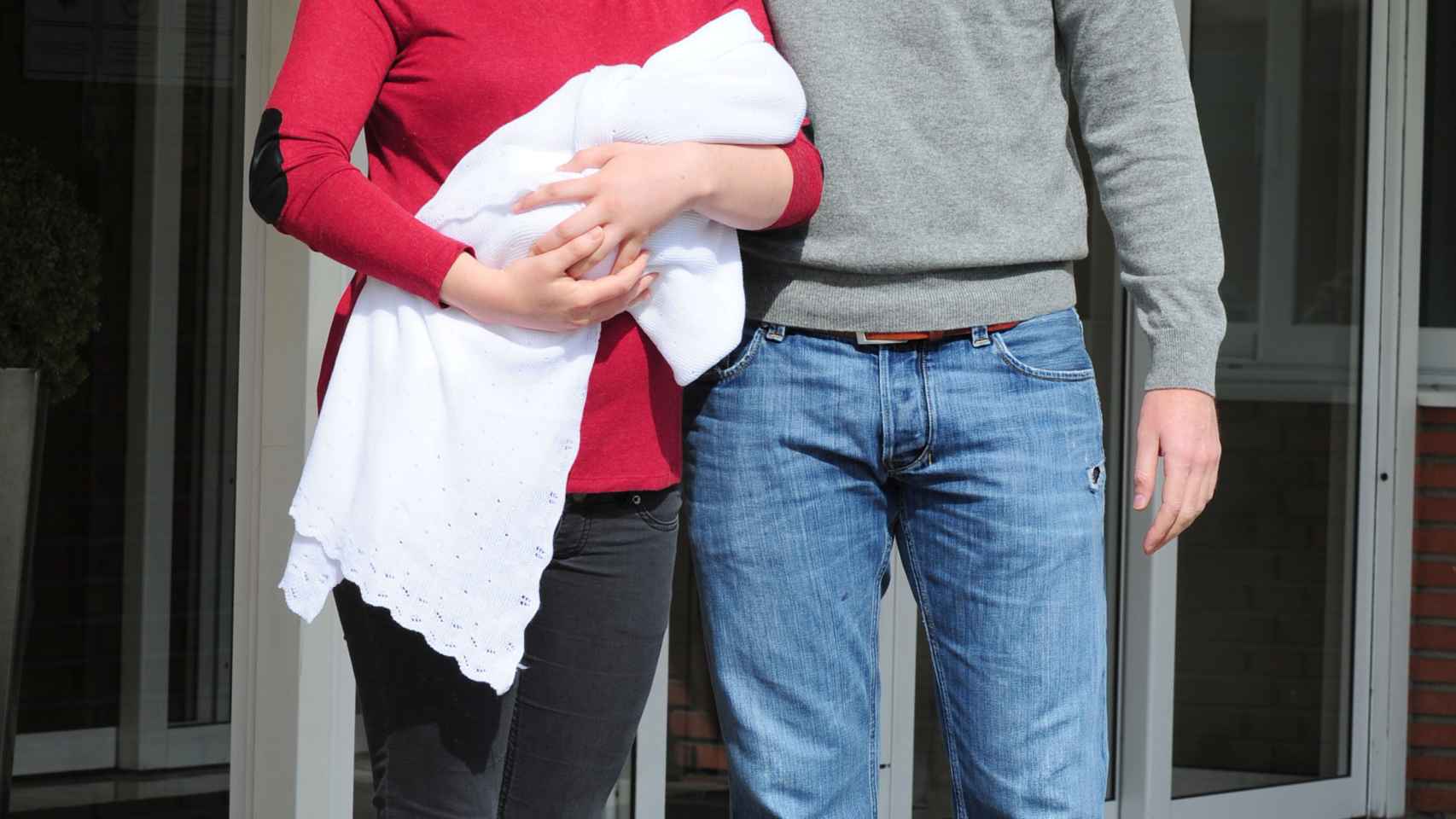 Eugenia Osborne y su marido a la salida del hospital, tras el nacimiento de su hijo Juan.