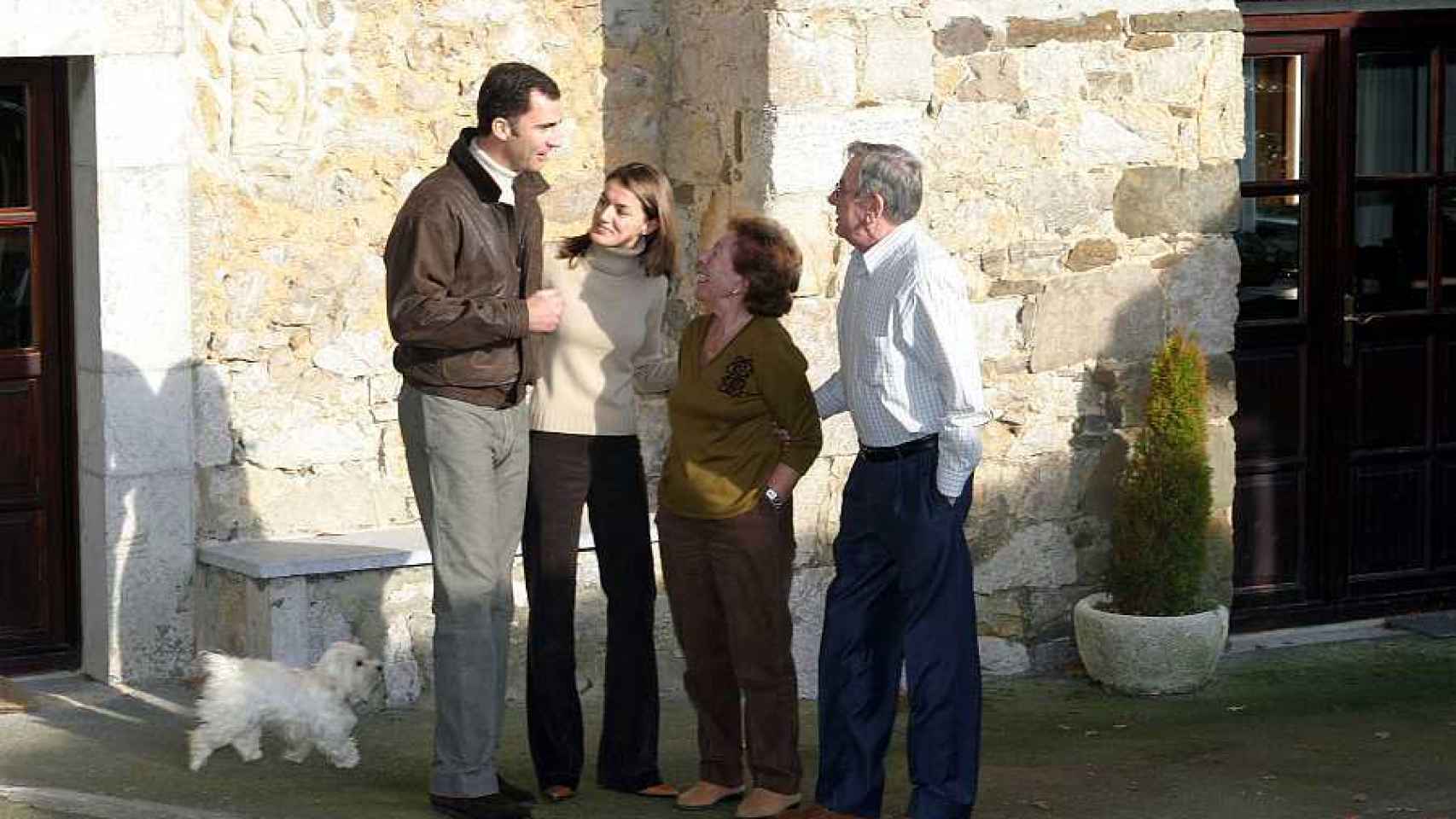 Felipe y Letizia junto a Menchu Álvarez del Valle y su marido en Asturias durante una visita.