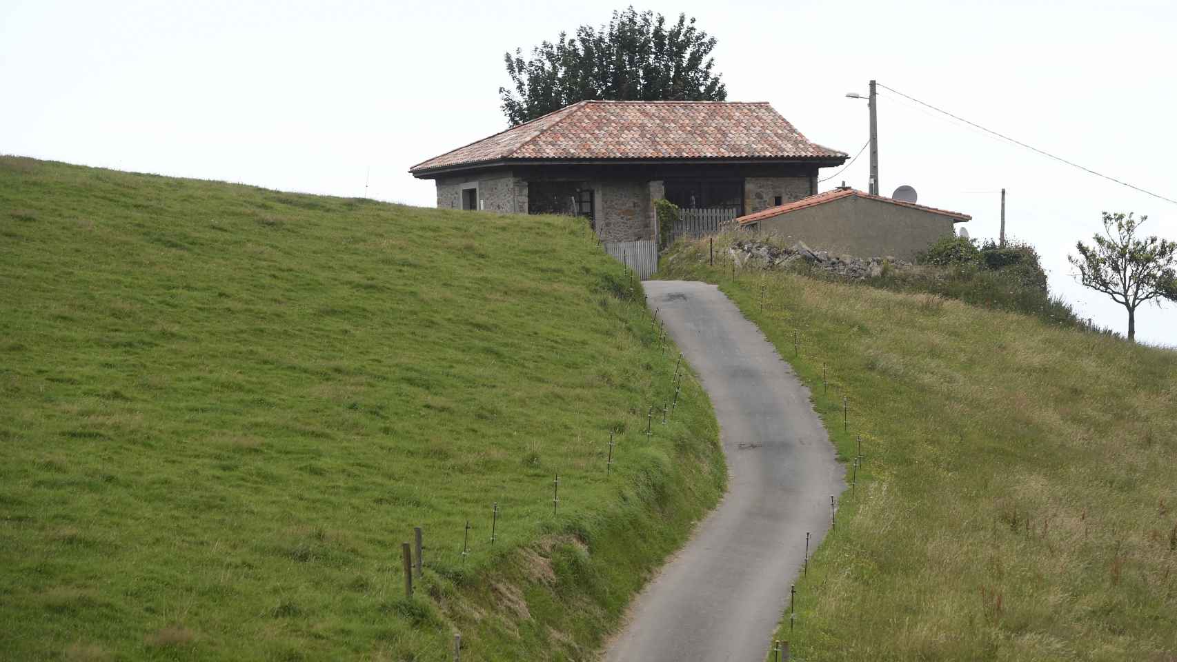 La casa de Sardéu donde vivió Menchu Álvarez del Valle, rodeada de vegetación.