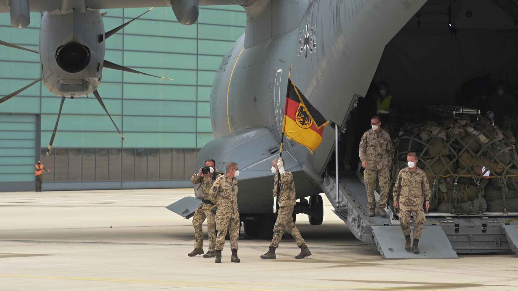 Soldados alemanes ondean la bandera alemana tras regresar de Afganistán el pasado junio.