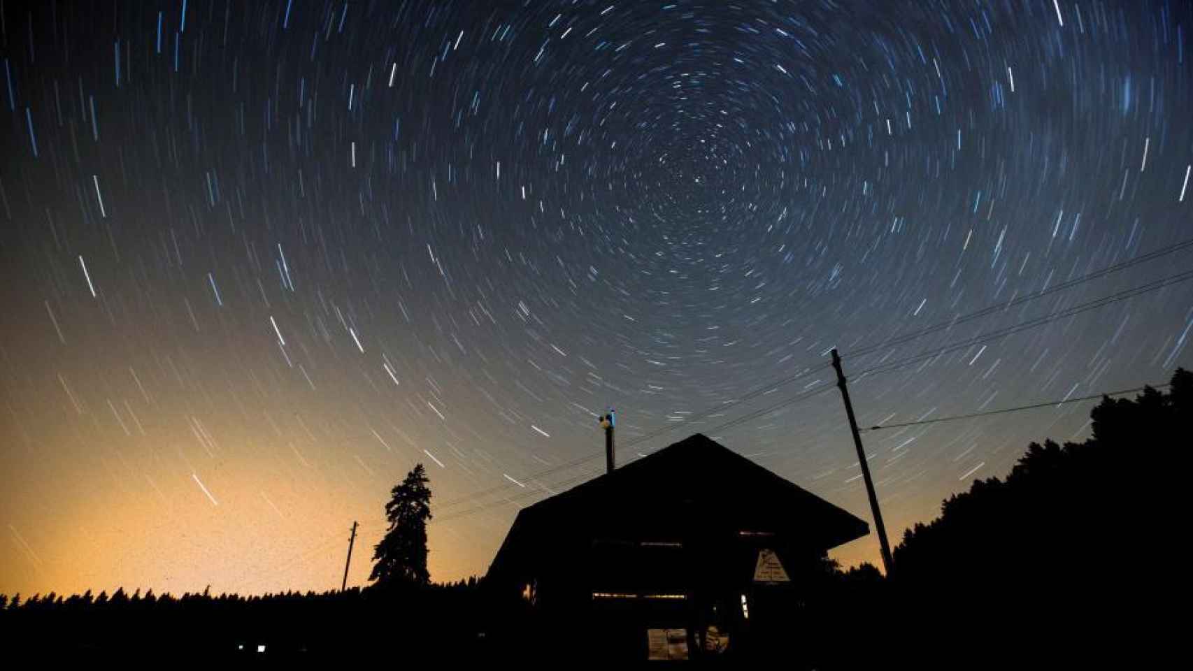 Un cielo estrellado durante una noche de estrellas fugaces en Saint-Cergue, Suiza, en el inicio de las Perseidas
