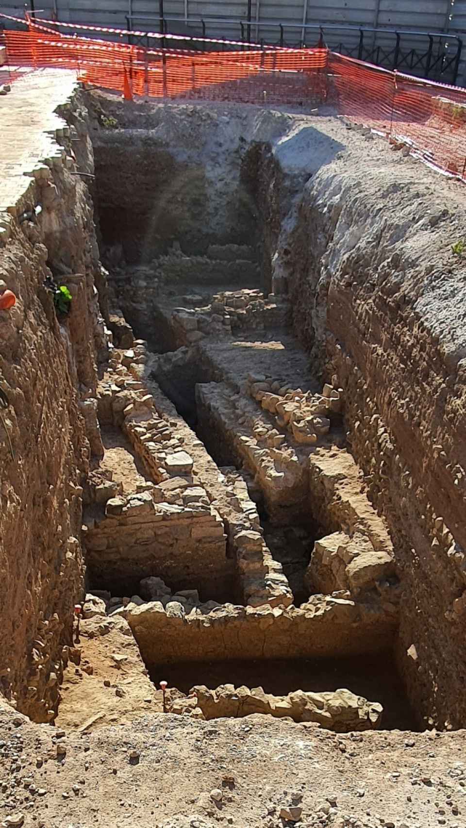 Excavación de un antiguo enterramiento romano, en el Astoria.