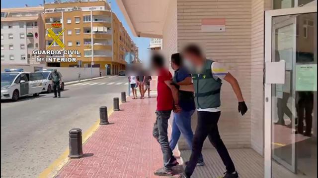 El detenido, saliendo de las dependencias de la Guardia Civil de Torrevieja.