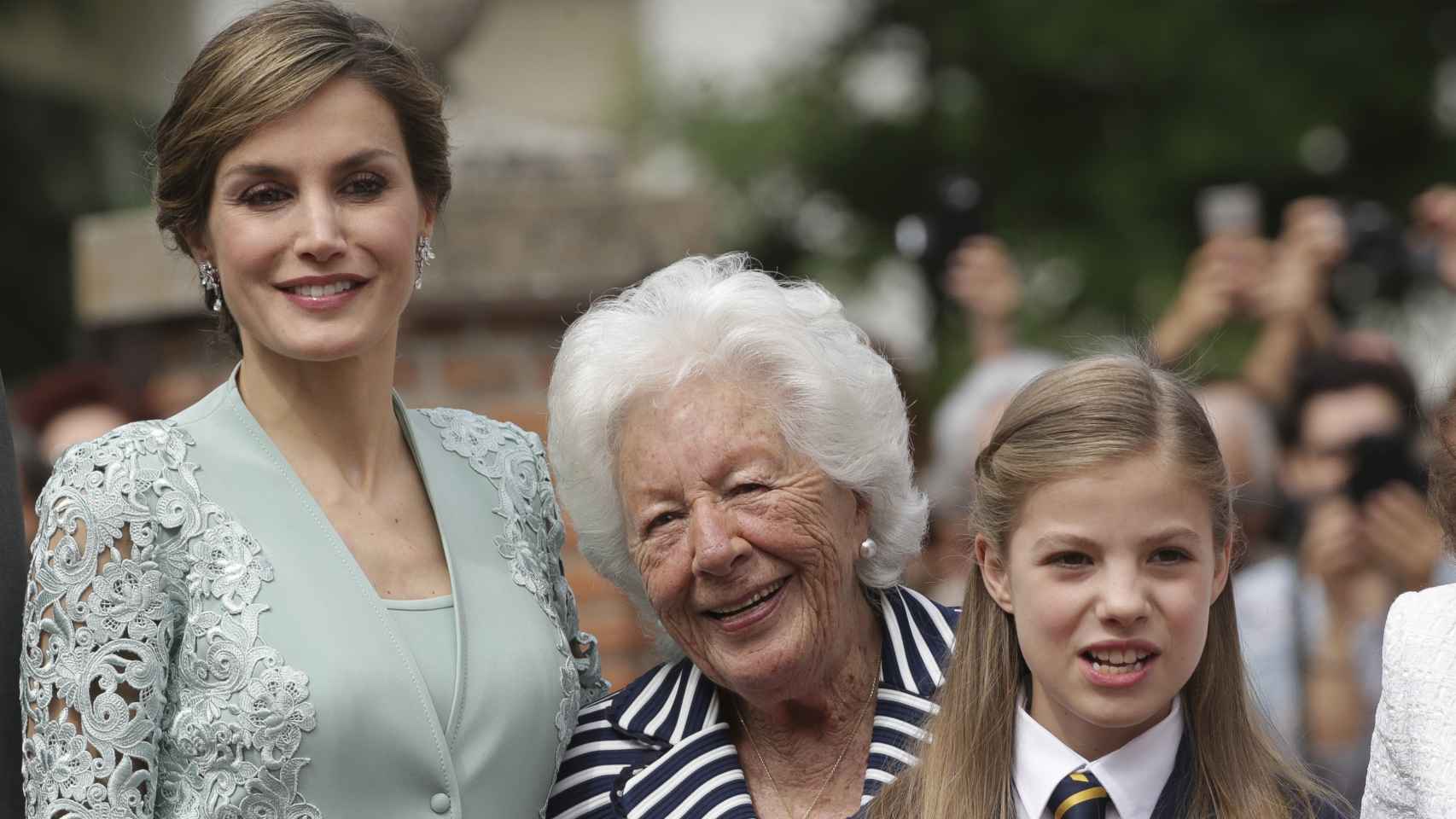 La reina Letizia junto a su abuela Menchu y la infanta Sofía.