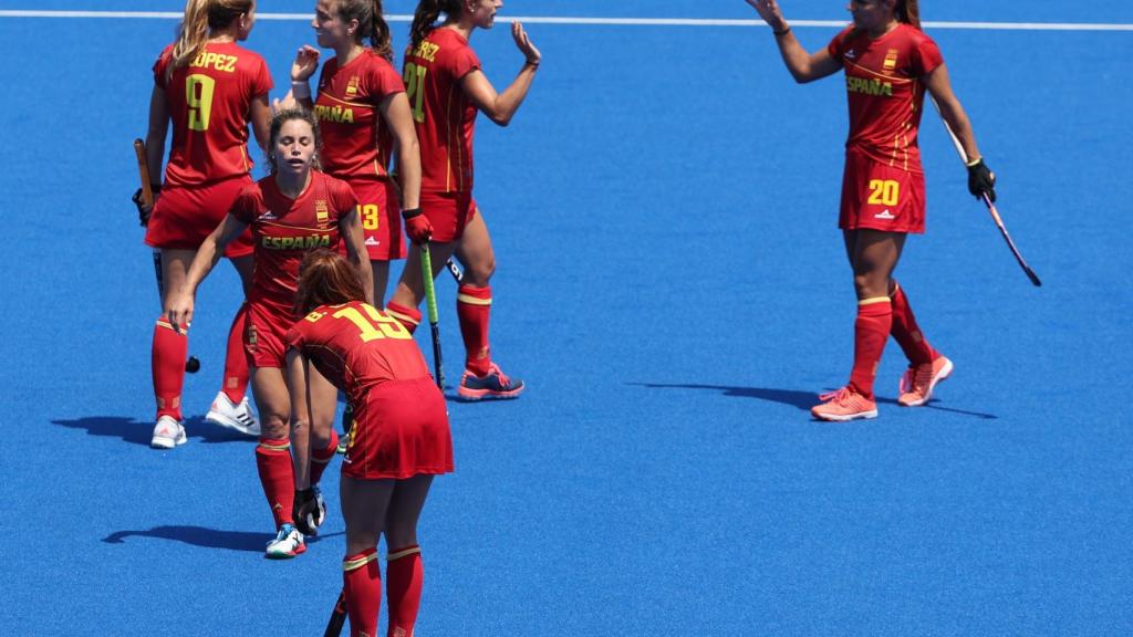 La selección femenina de hockey celebra su victoria contra Nueva Zelanda