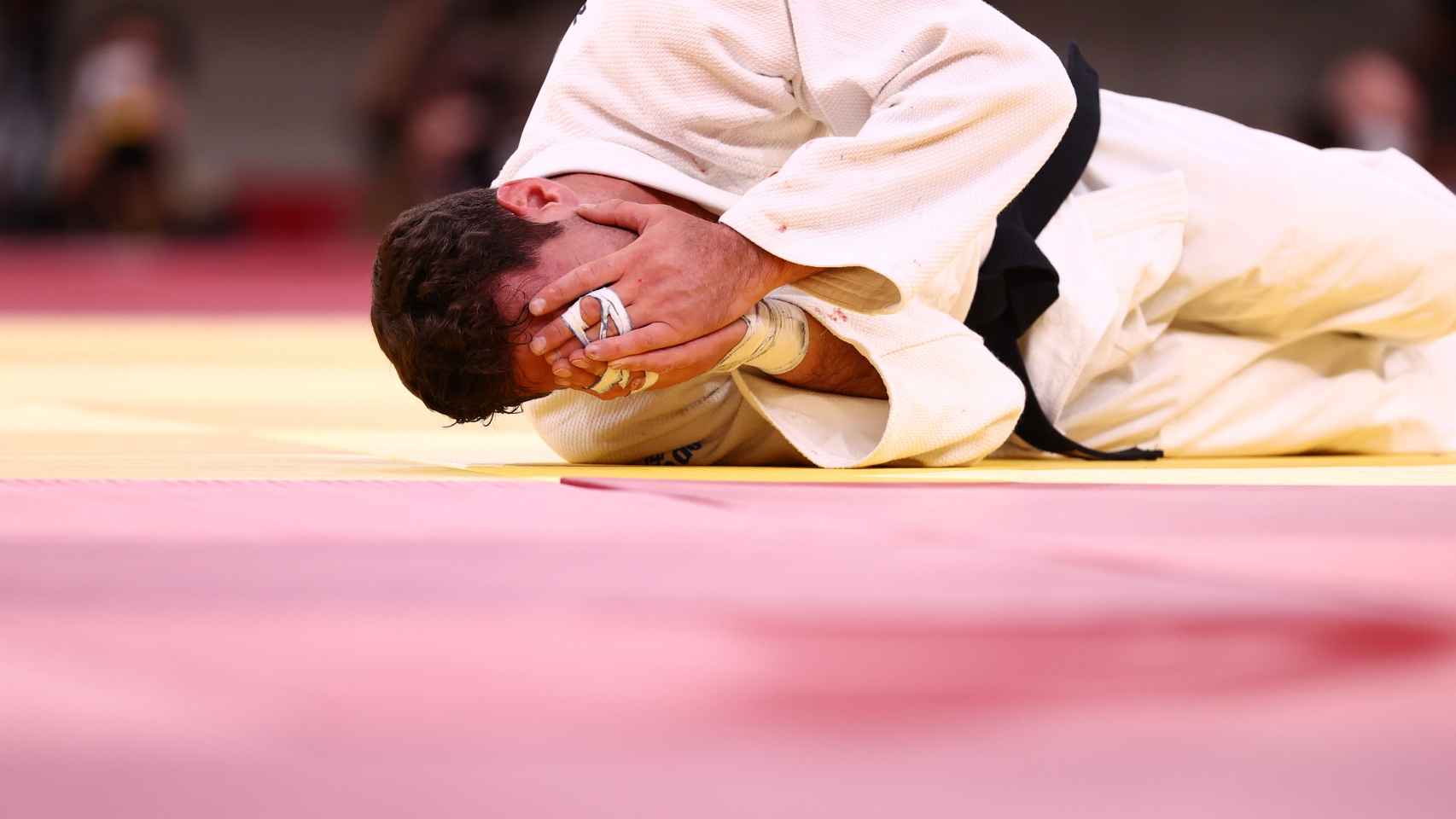 Niko Shera llora tras perder ante Davlat Bobonov en la repesca de los -90kg masculinos de judo