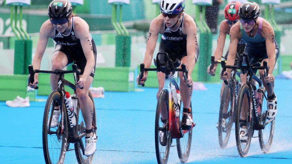 Flora Duffy en la prueba de bici del triatlón de los JJOO de Tokio 2020