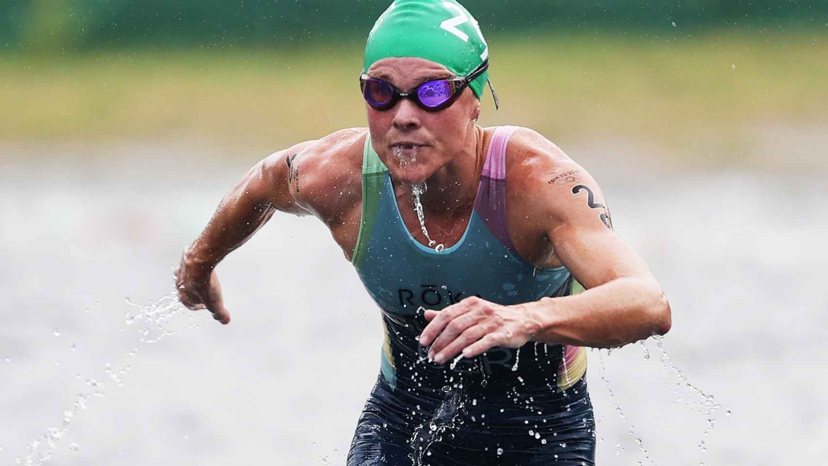 Flora Duffy saliendo del agua durante una prueba de triatlón